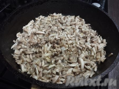 Шампиньоны и лук нарезаем мелко. На сковороде хорошо прогреваем растительное масло, выкладываем грибы с луком и жарим на среднем огне минут 7-8 (до готовности грибов и мягкости лука), периодически перемешивая. Жареные шампиньоны с луком перекладываем со сковороды на тарелку.&nbsp;&nbsp;