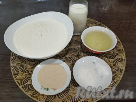 Подготовим продукты для замешивания дрожжевого теста для пирога с грибами и курицей. Муку просеиваем для насыщения её кислородом. Кефир можно взять любой жирности.