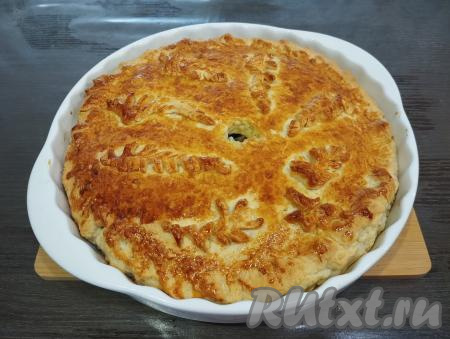 Выпекаем пирог с грибами и курицей в духовке, заранее разогретой до 180 градусов,&nbsp;в течение 30-40 минут (до золотистого цвета дрожжевого теста).&nbsp;