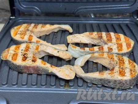 Жарить стейки 5-7 минут (до золотистого цвета).&nbsp;