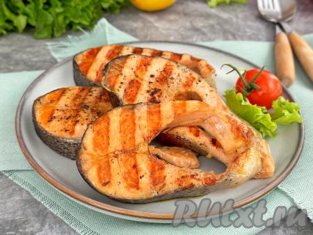 Аппетитные, сочные, нежные стейки форели разложить с аэрогриля по тарелкам, по желанию, сбрызнуть лимонным соком и в горячем виде подать к столу.&nbsp; Отличным дополнением к этой вкусной рыбке станет салат из свежих овощей или гарнир на ваш выбор (например, рис, булгур, картофель).&nbsp;