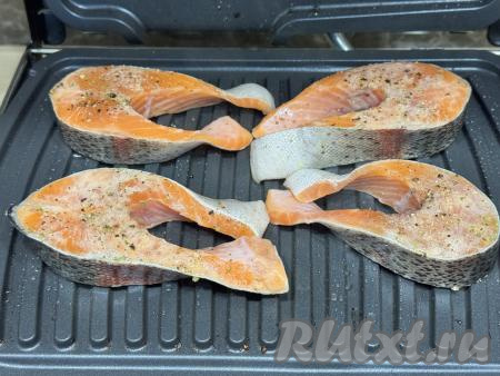Электрогриль разогреть, жарить будем на режиме № 3 "Рыба, курица". Выложить стейки форели на электрогриль в один слой, закрыть створки.&nbsp;