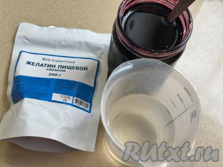 Подготовить продукты для приготовления мармелада из варенья и желатина. Варенье можно взять любое жидкое. Я взяла варенье из черноплодной рябины. Именно цвет варенья будет определять цвет мармелада