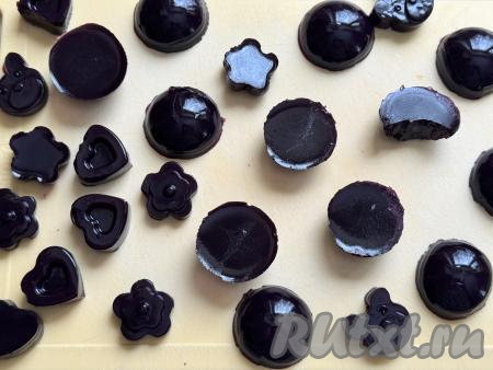 Полностью застывший мармелад вынуть из формочек. Порционные мармеладки можно сразу подавать к столу. Если у вас мармелад застывал в одной форме, тогда перед подачей его нужно будет нарезать острым ножом на квадратики (или ромбики).