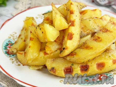 Картошка по-деревенски готовится в электрогриле&nbsp;очень просто, а получается ароматной, вкусной,&nbsp;аппетитной, покрытой румяной корочкой снаружи и нежной внутри.