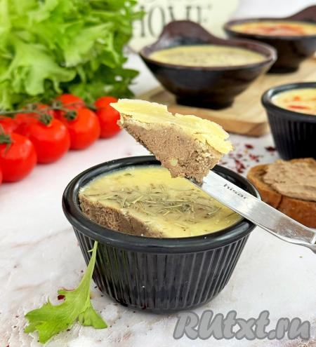 Паштет, приготовленный из куриной печени с творожным сыром, получается очень нежным, вкусным, его можно намазывать на хлеб и у вас будут отличные бутерброды. Хранить его нужно в холодильнике.