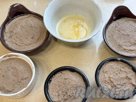 Готовый паштет из куриной печени с творожным сыром разложить по формочкам (или выложить в одну форму). Отдельно растопить 50 грамм сливочного масло - это масло будет использоваться для заливки паштета.