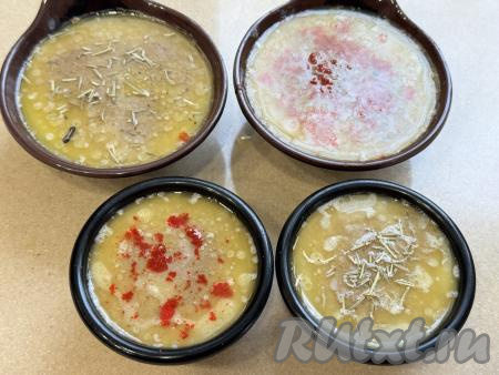 Залить формочки с паштетом&nbsp;тонким слоем растопленного масла. Слой масла не даст паштету заветриться и он будет дольше оставаться свежим. По желанию можно присыпать масло паприкой или сушёными травами.