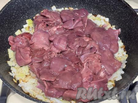 Выложить кусочки печени в сковороду с обжаренным луком.