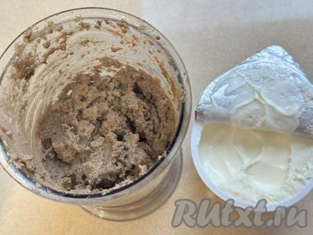 Пробить печень погружным блендером до однородности.