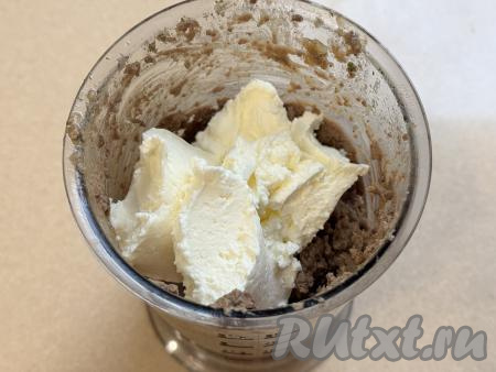 Затем выложить в чашу 70 грамм мягкого сливочного масла и весь творожный сыр.