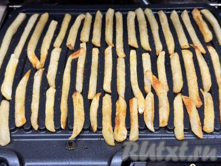 Закрыть створки электрогриля и готовить картошку 15-20 минут (до готовности) на режиме "Овощи". Для того чтобы проверить готовность, нужно проколоть картошину зубочисткой (или ножом), если прокалывается легко, значит картофель готов. Если картошка ещё твердовата (многое зависит от сорта картофеля и мощности электрогриля), значит нужно увеличить время приготовления. Если вы готовили замороженный картофель, тогда на этом этапе его нужно посолить по вкусу.&nbsp;Для получения более румяной корочки на готовом картофеле, можно выставить самый горячий режим вашего электрогриля и подрумянить картошку в течение 3-5 минут.