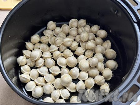 Доставая чашу&nbsp;из аэрогриля каждые 3-4 минуты&nbsp;и встряхивая пельмени, готовить до звукового сигнала.&nbsp;