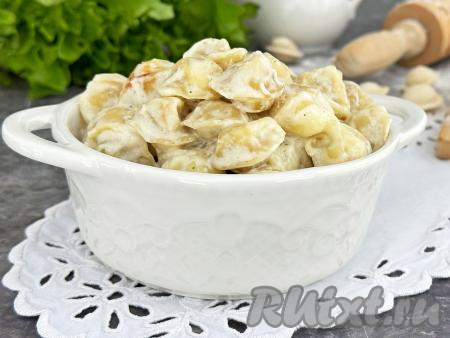 Нежные, вкусные пельмени, хорошо пропитанные сливками, переложить из чаши аэрогриля на тарелку и в горячем виде подать к столу.