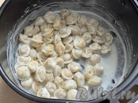 Перемешивая пельмени со сливками каждые 4 минуты, готовить до звукового сигнала аэрогриля. Сливки практически все впитаются в тесто пельменей.&nbsp;