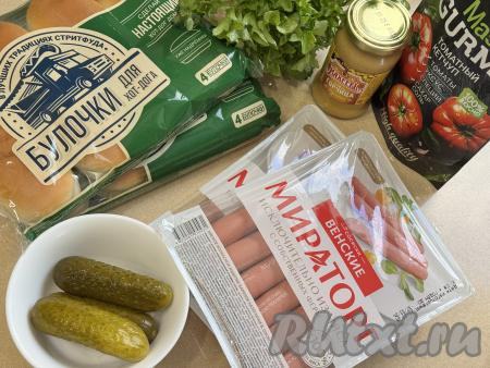 Подготовить продукты для приготовления хот-догов на электрогриле. Сосиски выбирайте хорошего качества, от проверенного производителя. В качестве соусов для хот-догов я взяла только кетчуп и горчицу, вы же можете добавить ещё и майонез. Булочки для хот-догов можно купить во многих продуктовых магазинах.