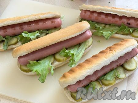 Закрыть булочку и нанести решётку из кетчупа и горчицы.