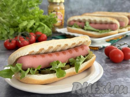 Подать вкусные и сытные домашние хот-доги к столу.