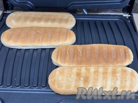 Закрыть створки электрогриля и подрумянить булочки на режиме&nbsp;№ 2 "Сосиски, котлеты" в течение&nbsp;2 минут (до золотистых полосочек на поверхности булочек).