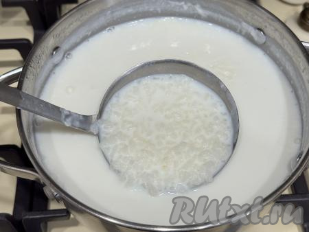 В меру густой молочно-рисовый суп убрать с огня. Рис будет мягким, хорошо разваренным.