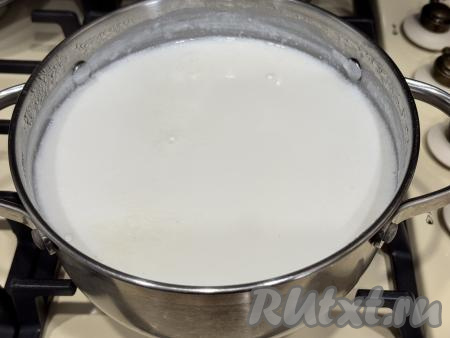 Довести молочный суп с рисом до кипения, а затем варить на медленном огне 15 минут.