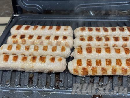 Прикрыть верхнюю панель электрогриля и готовить купаты 15 минут на режиме № 2 "Сосиски". В процессе жарки на поверхности купат должны образоваться характерные золотистые полоски от гриля. В процессе жарки можно 1 раз перевернуть купаты.