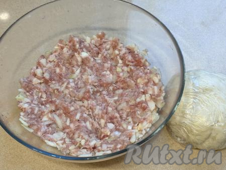 Тщательно перемешать капустно-мясную начинку (до однородности).