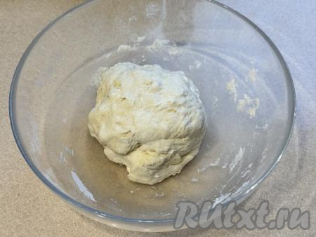 Всыпая понемногу муку и каждый раз хорошо вымешивая тесто руками, учитывайте, что тесто для ханума должно получиться пластичным, нелипнущим к рукам. Как только добились нужной консистенции теста, больше муку добавлять не нужно. Миску с тестом накрыть полотенцем и оставить "отдохнуть" при комнатной температуре минут на 20-30.&nbsp;