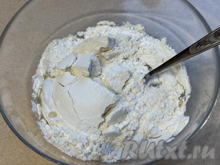 Всыпать в миску примерно 150 грамм муки. Сперва замешивать тесто столовой ложкой, а когда тесто уже начнёт собираться в ком, перейти на замес руками, добавляя оставшуюся муку небольшими порциями, каждый раз полностью вмешивая её.