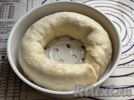 Предварительно налить в чашу мультиварки или пароварки воду,&nbsp;довести до кипения. Поддон для пароварки смазать растительным маслом, затем выложить рулет с капустно-мясной начинкой.