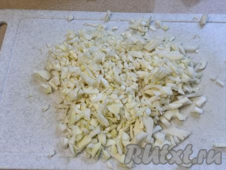 Пока тесто "отдыхает", приготовим начинку. Для этого капусту и лук нужно мелко нарезать.