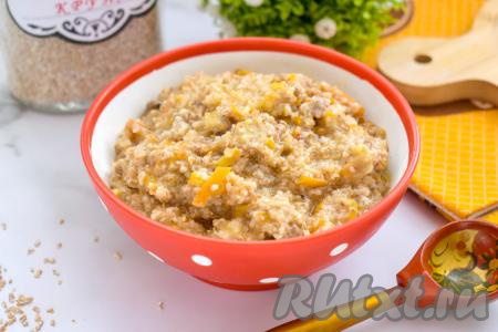 Готовое блюдо убираем с огня. В меру вязкую кашу с нежным фаршем раскладываем по тарелкам и подаём в горячем виде вкусное, насыщенное блюдо к столу.