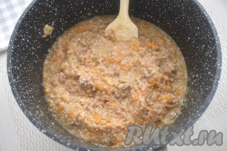 После закипания воды убавляем огонь, готовим пшеничную кашу с фаршем под крышкой минут 20-25 (крупа должна стать мягкой), периодически перемешивая.