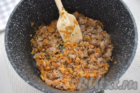 Обжариваем фарш с овощами 10-12 минут на среднем огне, достаточно часто разбивая лопаткой кусочки мяса.