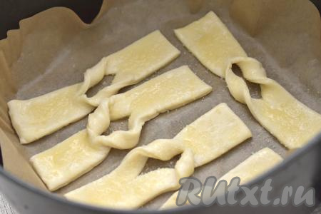 Сверху каждую заготовку хвороста посыпаем 1-2 щепотками сахара.