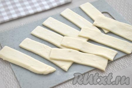 Нарезаем раскатанное тесто на полоски. Из одного пласта теста у меня получились 20 полосок размером ориентировочно 3 сантиметра на 12 сантиметров. На фото у меня только 10 полосок.