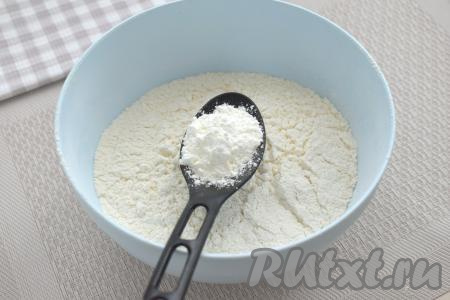 Пшеничную муку просеиваем в миску, добавляем крахмал, перемешиваем столовой ложкой (или лопаткой), образуя в центре мучной смеси углубление.