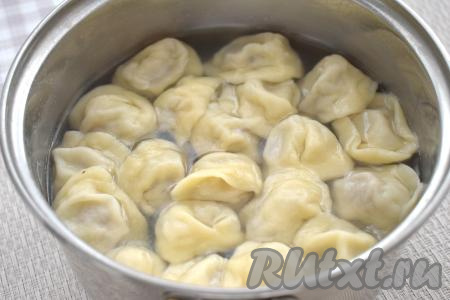 При варке пельмени из такого теста не развариваются, хорошо держат форму. Пельмени получаются вкусными, нежными.