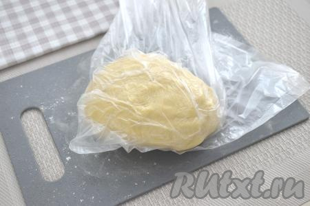 Тесто для пельменей, замешанное с добавлением крахмала, кладём в целлофановый пакет и убираем в холодильник на 30 минут.