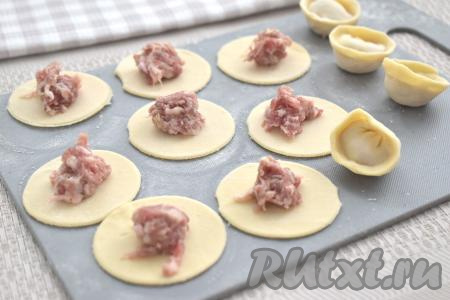 Спустя 30 минут можно приступать к раскатке теста и лепке пельменей. Тесто на рабочей поверхности, присыпанной мукой, хорошо раскатывается, не рвётся, с ним легко работать.