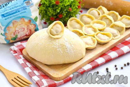 Кстати, из пельменного теста с крахмалом, замешанного по этому рецепту, можно приготовить не только пельмени, но и вареники.