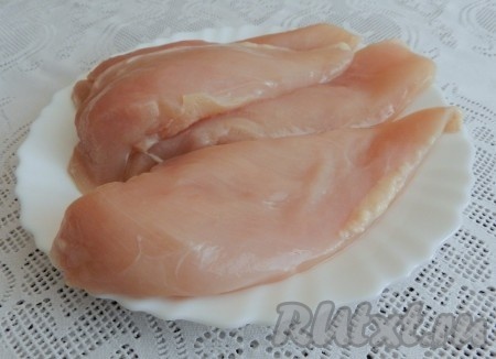 Куриную грудку вымыть, обсушить, разрезать вдоль на 4 части (должны получиться 4 пласта филе, из которых в дальнейшем и будут формироваться куриные рулетики). 