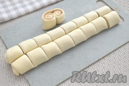 Получившуюся заготовку нарезаем на кусочки шириной примерно 3 сантиметра (у меня получились 9 заготовок печенья "Ушки" из слоёного теста). Заготовки печенья ставим на срез и слегка сверху прижимаем ладонью.