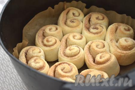 Включаем аэрогриль на 170 градусов, устанавливаем время 15 минут. Через 8 минут с начала запекания печенье нужно перевернуть и продолжить готовить до окончания программы (то есть оставшиеся 7 минут). Готовое печенье будет аппетитного золотистого цвета. Я выпекала печенье из слоёного теста в аэрогриле мощностью 1400 Ватт, по прошествии 15 минут оно было полностью готово.