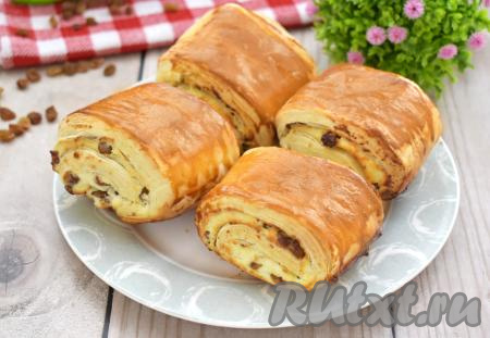 Готовые воздушные слойки с нежной начинкой из творога достаём из аэрогриля и горячими подаём к столу. Кстати, такая выпечка вкусна и в остывшем виде.