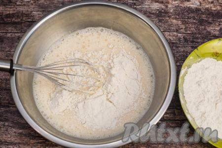 Отмерить необходимое количество муки. Небольшими частями добавить муку в миску с молочно-яичной смесью, тщательно перемешивая тесто после каждой порции муки. Муку добавляйте именно понемногу и каждый раз полностью вмешивайте её, чтобы не образовывались крупные комочки.