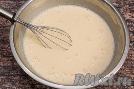 Блинное тесто будет казаться очень жидким, но добавлять муку не нужно.