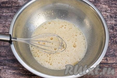 С помощью венчика взбить яйца, сахар и соль до однородной массы.