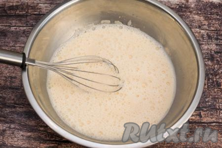 Затем влить в миску молоко и хорошо его перемешать с яичной массой.