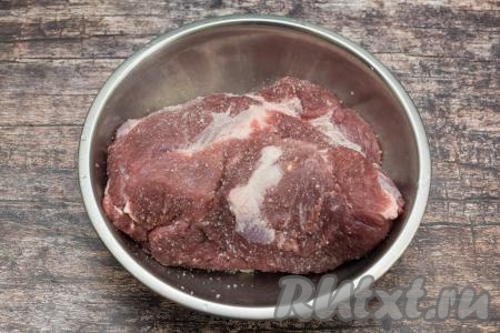 Свинину, нашпигованную чесноком, посолить со всех сторон, исходя из таких пропорций: на 1 килограмм мяса понадобится 1 столовая ложка соли.